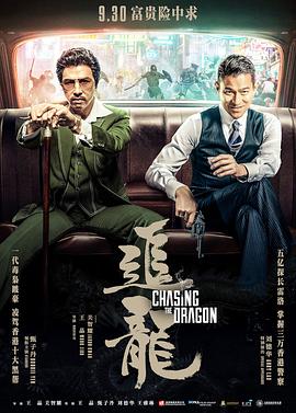 《过春天》剧照：佩佩站在口岸闸机前
